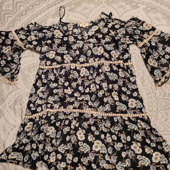 Flared sleeve off shoulder shirt - Picture 2 of 3